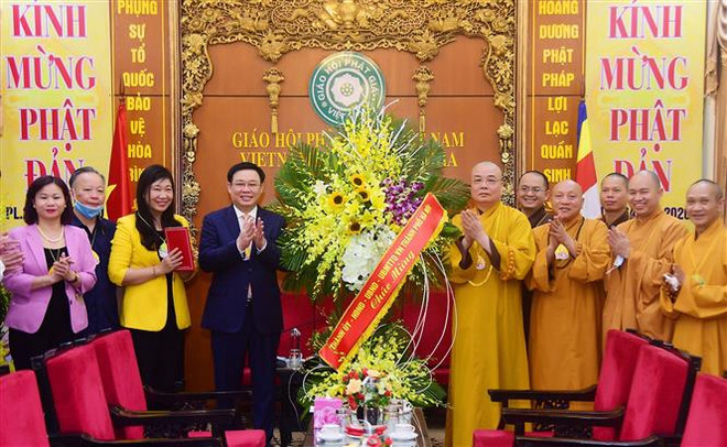 Felicitan dirigentes de Hanoi a Sangha Budista de Vietnam por el Día de Vesak ảnh 1