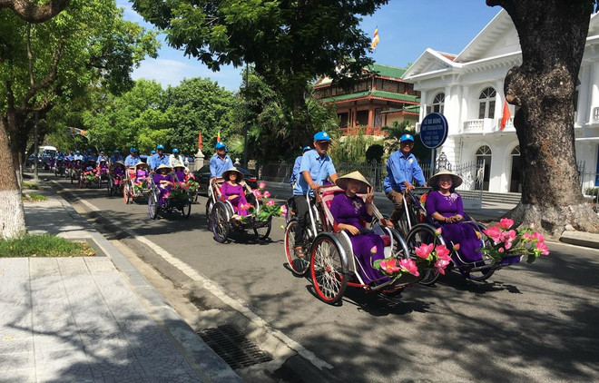 Miles de turistas en Vietnam llegaron a Thua Thien Hue durante días feriados ảnh 1 Miles de turistas en Vietnam llegaron a Thua Thien Hue durante días feriados ảnh 1