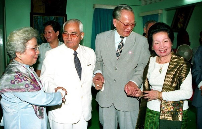 Embajada de Vietnam en Laos abre libro de condolencias por el deceso del expresidente Le Duc Anh ảnh 1 Embajada de Vietnam en Laos abre libro de condolencias por el deceso del expresidente Le Duc Anh ảnh 1