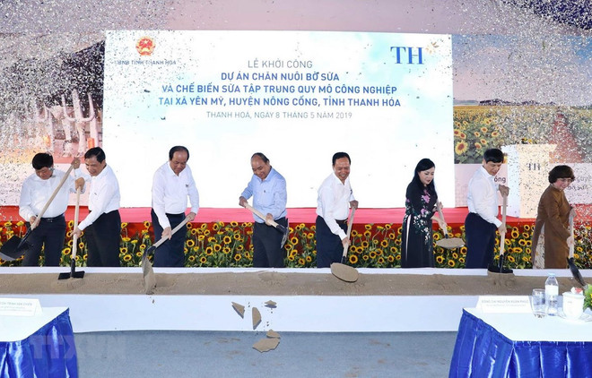 Premier vietnamita asiste a inauguración del proyecto de granja lechera en Thanh Hoa ảnh 1 Premier vietnamita asiste a inauguración del proyecto de granja lechera en Thanh Hoa ảnh 1