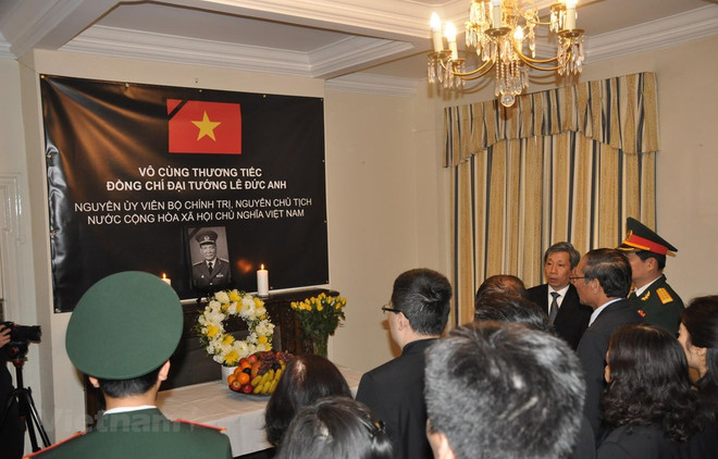 Rinden amigos internacionales tributo póstumo al expresidente vietnamita Le Duc Anh ảnh 1 Rinden amigos internacionales tributo póstumo al expresidente vietnamita Le Duc Anh ảnh 1