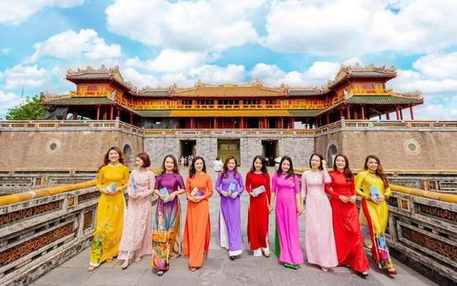 Exposición virtual honra belleza de traje típico de mujeres vietnamitas ảnh 1 Exposición virtual honra belleza de traje típico de mujeres vietnamitas ảnh 1