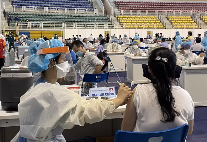 Ciudad Ho Chi Minh completa ronda de primera dosis de vacunas contra el COVID-19 ảnh 1