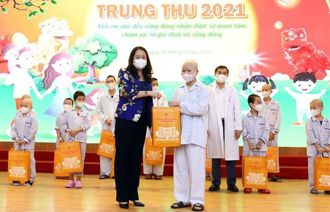 Vicepresidenta vietnamita entrega regalos en área de pediatría por Fiesta del Medio Otoño ảnh 1 Vicepresidenta vietnamita entrega regalos en área de pediatría por Fiesta del Medio Otoño ảnh 1
