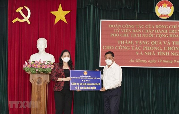 Vicepresidenta vietnamita entrega obsequios a favor de lucha contra el COVID-19 ảnh 1 Vicepresidenta vietnamita entrega obsequios a favor de lucha contra el COVID-19 ảnh 1
