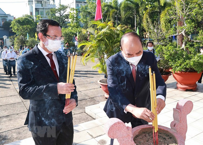 Rinden tributo al Presidente Ho Chi Minh y mártires en Ciudad Ho Chi Minh ảnh 2 Rinden tributo al Presidente Ho Chi Minh y mártires en Ciudad Ho Chi Minh ảnh 2