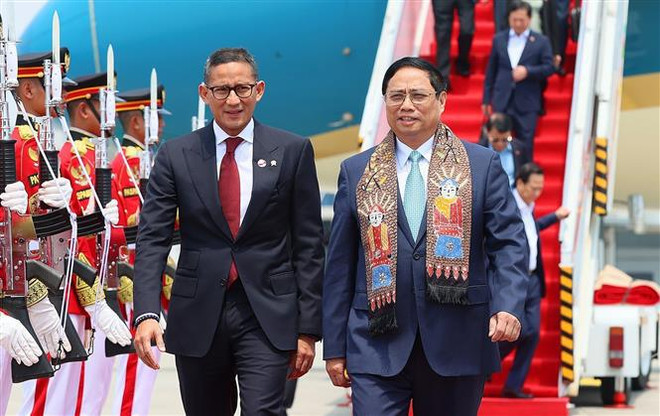 Premier vietnamita llega a Indonesia para asistir a la 43ª Cumbre de ASEAN ảnh 1 Premier vietnamita llega a Indonesia para asistir a la 43ª Cumbre de ASEAN ảnh 1