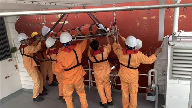 Brindan asistencia médica oportuna a marineros extranjeros heridos en el mar ảnh 1 Brindan asistencia médica oportuna a marineros extranjeros heridos en el mar ảnh 1