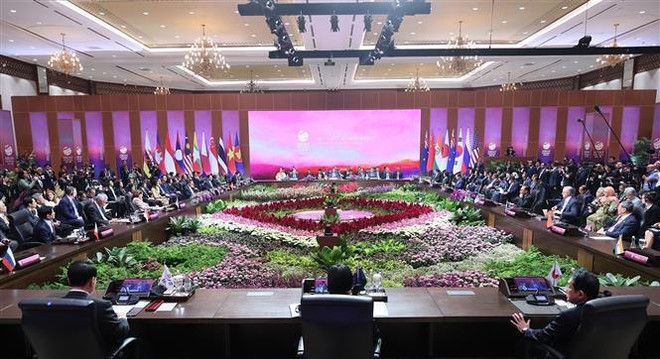 Premier vietnamita asiste a XX Cumbre ASEAN-India y XVIII Cumbre de Asia Oriental ảnh 3 Premier vietnamita asiste a XX Cumbre ASEAN-India y XVIII Cumbre de Asia Oriental ảnh 3