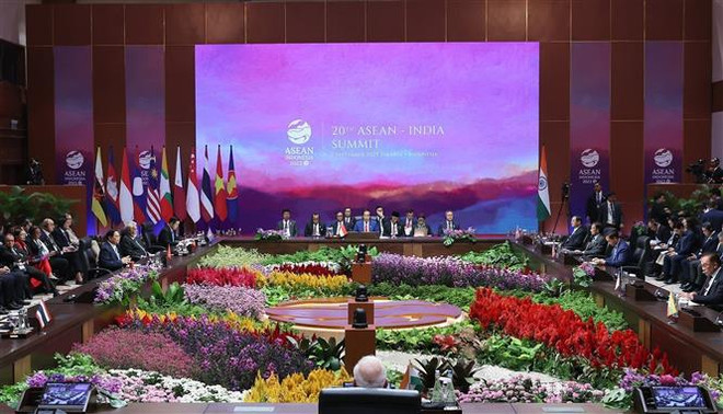 Premier vietnamita asiste a XX Cumbre ASEAN-India y XVIII Cumbre de Asia Oriental ảnh 1 Premier vietnamita asiste a XX Cumbre ASEAN-India y XVIII Cumbre de Asia Oriental ảnh 1