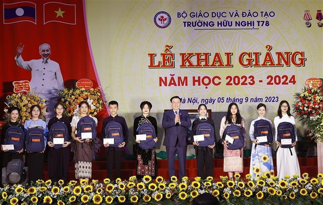 Dirigente vietnamita alienta a escuela de formación de estudiantes de Laos ảnh 2 Dirigente vietnamita alienta a escuela de formación de estudiantes de Laos ảnh 2