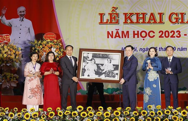Dirigente vietnamita alienta a escuela de formación de estudiantes de Laos ảnh 1 Dirigente vietnamita alienta a escuela de formación de estudiantes de Laos ảnh 1