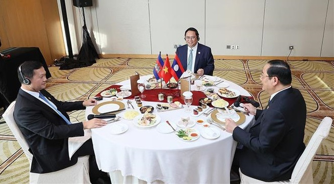 Premier vietnamita conversa con homólogos laosiano y camboyano ảnh 1 Premier vietnamita conversa con homólogos laosiano y camboyano ảnh 1