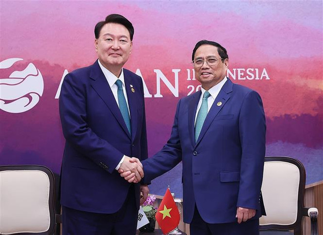 Premier vietnamita se reúne con presidente surcoreano en Yakarta ảnh 1 Premier vietnamita se reúne con presidente surcoreano en Yakarta ảnh 1