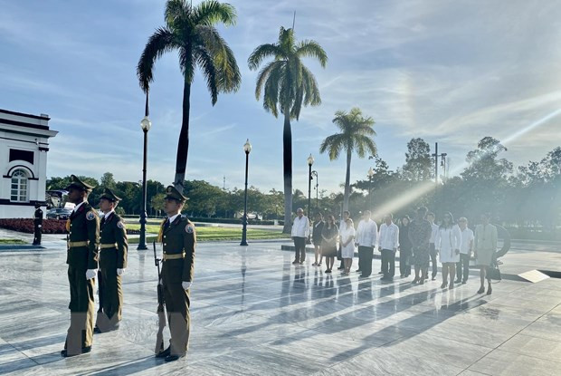 Embajador de Vietnam en Cuba rinde tributo a Fidel Castro Ruz ảnh 2 Embajador de Vietnam en Cuba rinde tributo a Fidel Castro Ruz ảnh 2