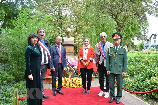 Vietnamitas en Francia, Japón y Sri Lanka celebran el Día Nacional ảnh 1 Vietnamitas en Francia, Japón y Sri Lanka celebran el Día Nacional ảnh 1