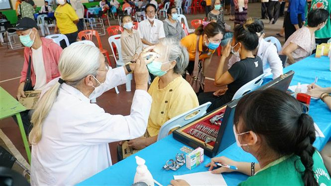 Médicos vietnamitas brindan consulta médica gratuita a coterráneos y laosianos en Vientiane ảnh 1 Médicos vietnamitas brindan consulta médica gratuita a coterráneos y laosianos en Vientiane ảnh 1