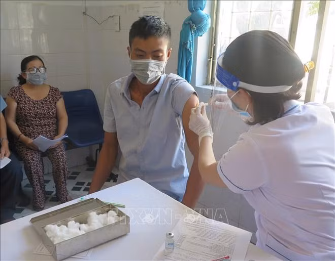 Disminuye cifra de casos diarios de COVID-19 en Vietnam ảnh 1
