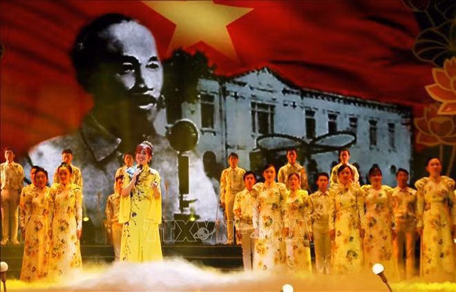 Espectáculo alaba al Presidente Ho Chi Minh en metrópolis sureña ảnh 1