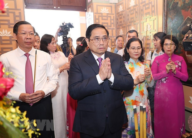 Primer ministro de Vietnam rinde homenaje al Presidente Ho Chi Minh ảnh 1 Primer ministro de Vietnam rinde homenaje al Presidente Ho Chi Minh ảnh 1