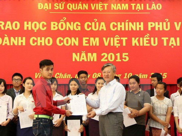 Otorgan becas a educandos vietnamitas residentes en Laos ảnh 1 Otorgan becas a educandos vietnamitas residentes en Laos ảnh 1