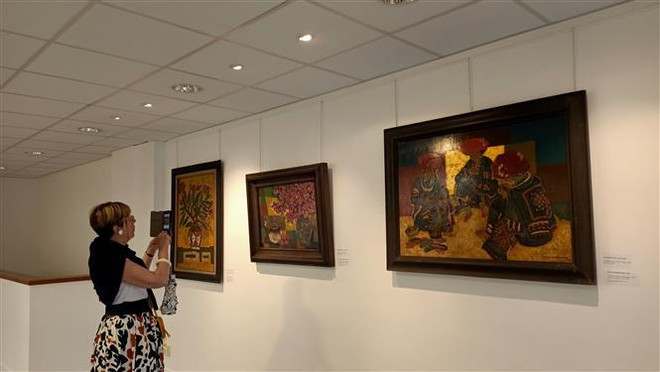 Exposición de bellas artes en París resalta imagen de Vietnam ảnh 2 Exposición de bellas artes en París resalta imagen de Vietnam ảnh 2