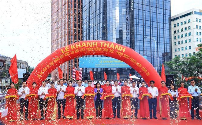Abre al tráfico paso elevado Chua Boc – Pham Ngoc Thach en Hanoi ảnh 1