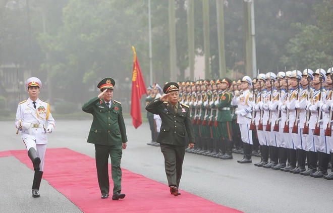 Realiza delegación militar laosiana de alto nivel visita a Vietnam ảnh 1 Realiza delegación militar laosiana de alto nivel visita a Vietnam ảnh 1