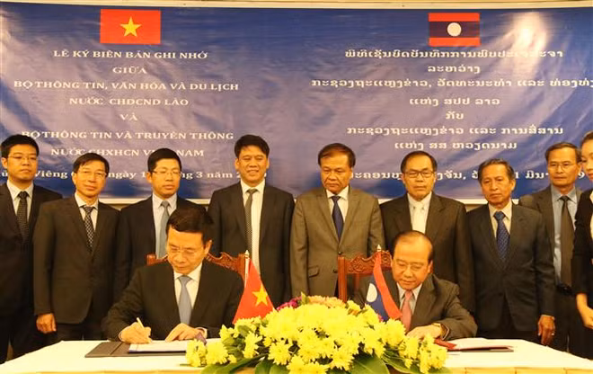 Firman Vietnam y Laos documento de cooperación en sector informativo ảnh 1