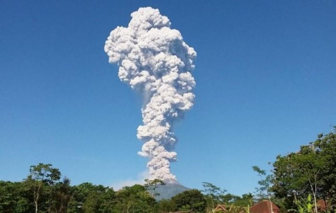 Alertan sobre el peligro que representan tres volcanes activos en Indonesia ảnh 1 Alertan sobre el peligro que representan tres volcanes activos en Indonesia ảnh 1