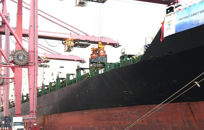 Barco carguero de 40 mil toneladas arriba al puerto de Ciudad Ho Chi Minh ảnh 1