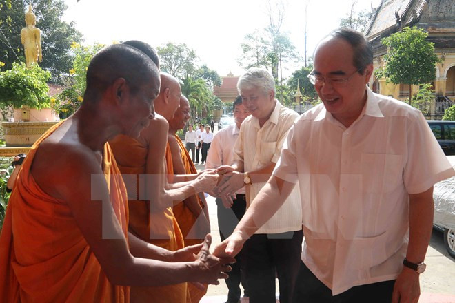 Felicita dirigente vietnamita a comunidad de khmer por su fiesta tradicional ảnh 1 Felicita dirigente vietnamita a comunidad de khmer por su fiesta tradicional ảnh 1