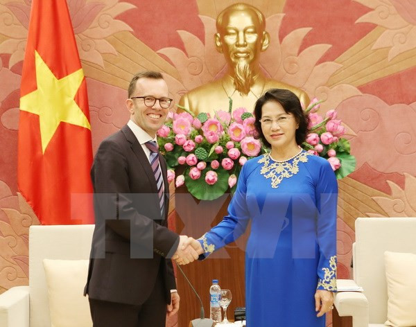 Líder parlamentaria de Vietnam recibe a embajadores neozelandés y filipino ảnh 1 Líder parlamentaria de Vietnam recibe a embajadores neozelandés y filipino ảnh 1