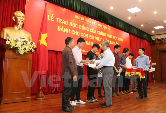 Entregan becas a hijos de residentes vietnamitas en Laos ảnh 1 Entregan becas a hijos de residentes vietnamitas en Laos ảnh 1