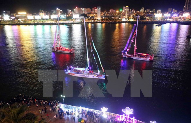 Desfile de barcos de Clipper Race en “ciudad de los puentes” de Vietnam ảnh 1