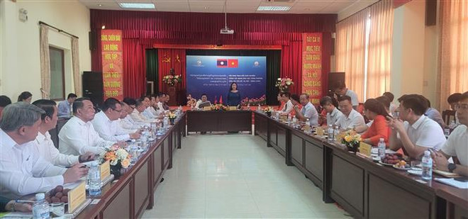 Vietnam y Laos intercambian experiencias en campo de industria y comercio ảnh 1 Vietnam y Laos intercambian experiencias en campo de industria y comercio ảnh 1