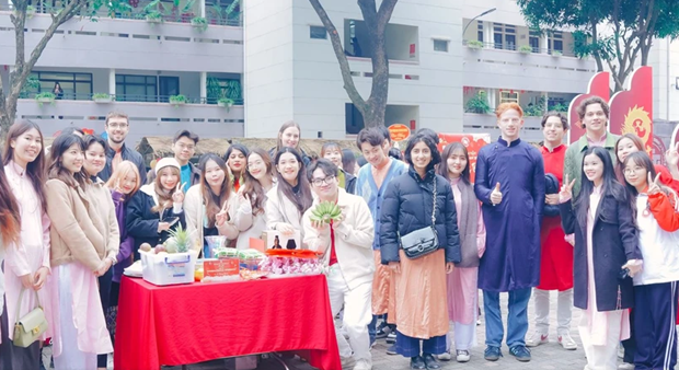 Estudiantes extranjeros experimentan ambiente del Año Nuevo Lunar en Vietnam ảnh 1 Estudiantes extranjeros experimentan ambiente del Año Nuevo Lunar en Vietnam ảnh 1
