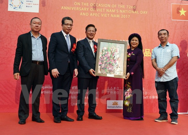 Efectúan exposición de pinturas Vietnam-China en Beijing ảnh 1 Efectúan exposición de pinturas Vietnam-China en Beijing ảnh 1