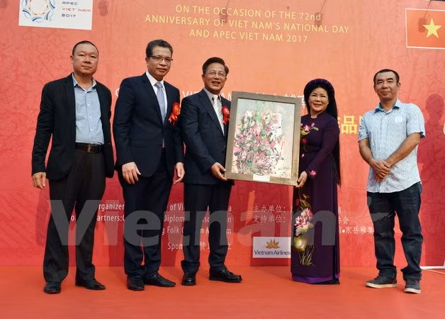 Efectúan exposición de pinturas Vietnam-China en Beijing ảnh 1