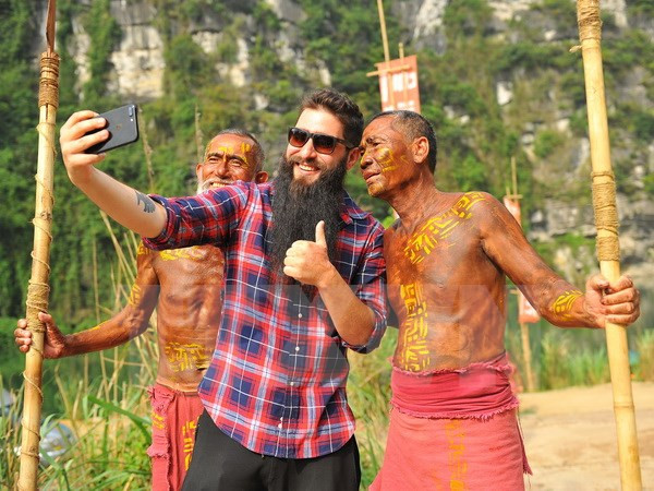 Exhortan a investigar asalto al embajador del turismo vietnamita Jordan Vogt- Roberts ảnh 1 Exhortan a investigar asalto al embajador del turismo vietnamita Jordan Vogt- Roberts ảnh 1