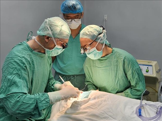Realizan cirugías gratuitas para niños con paladar hendido en Thua Thien - Hue ảnh 1