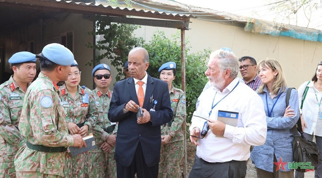 Dirigente de ONU conversa con ingenieros militares vietnamitas en Abyei ảnh 1 Dirigente de ONU conversa con ingenieros militares vietnamitas en Abyei ảnh 1