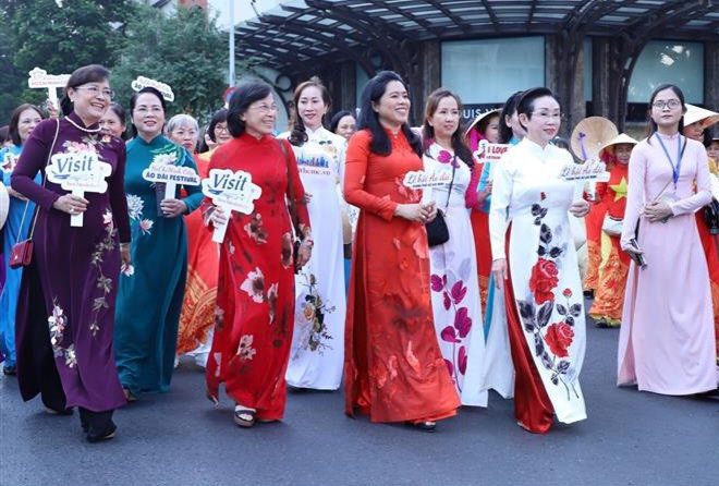 Más de tres mil personas participan en desfile de Ao Dai en Ciudad Ho Chi Minh ảnh 1 Más de tres mil personas participan en desfile de Ao Dai en Ciudad Ho Chi Minh ảnh 1