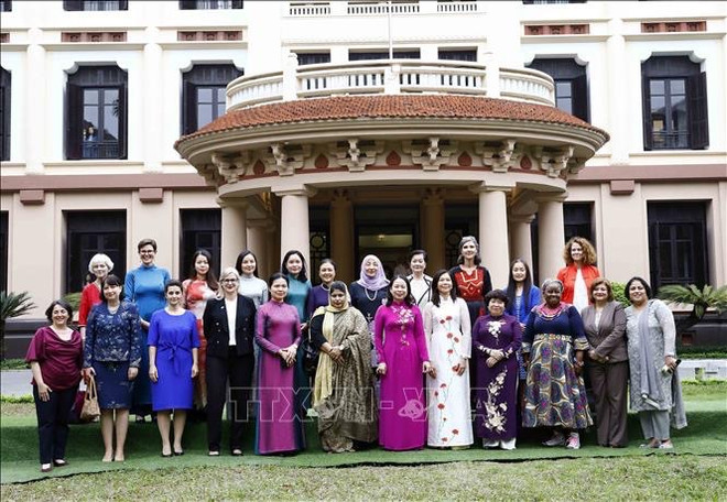 Vicepresidenta de Vietnam se reúne con embajadoras y representantes de organismos internacionales ảnh 1 Vicepresidenta de Vietnam se reúne con embajadoras y representantes de organismos internacionales ảnh 1