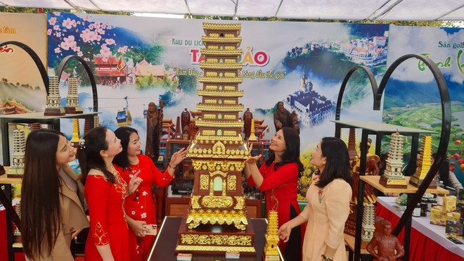 Celebran en provincia vietnamita festival primaveral de culto a la Diosa Madre ảnh 1 Celebran en provincia vietnamita festival primaveral de culto a la Diosa Madre ảnh 1