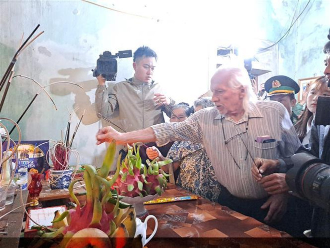 Veterano estadounidense devuelve diario de guerra a familia de mártir vietnamita ảnh 2 Veterano estadounidense devuelve diario de guerra a familia de mártir vietnamita ảnh 2