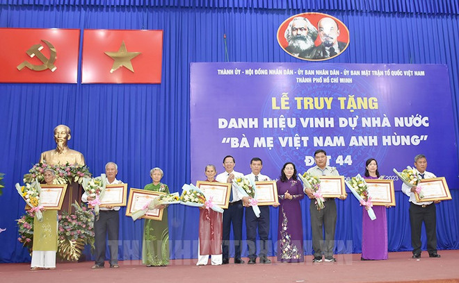 Efectúan acto de entrega de título póstumo “Madres Heroínas” en Vietnam ảnh 1 Efectúan acto de entrega de título póstumo “Madres Heroínas” en Vietnam ảnh 1