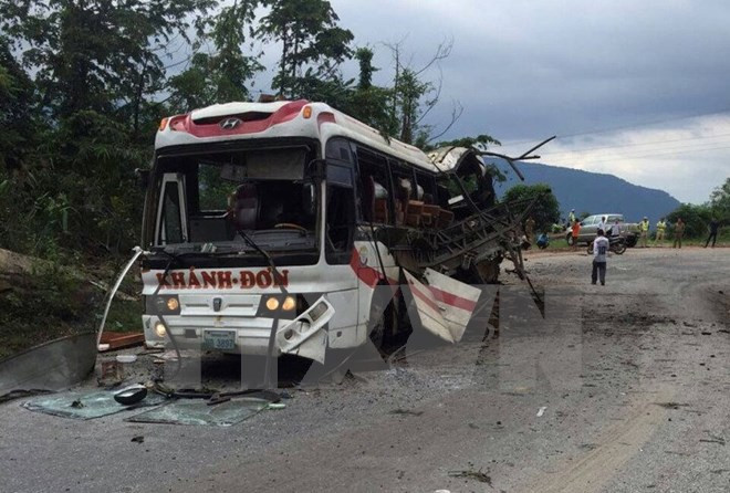 Ocho vietnamitas fallecen en explosión de autobús en Laos ảnh 1