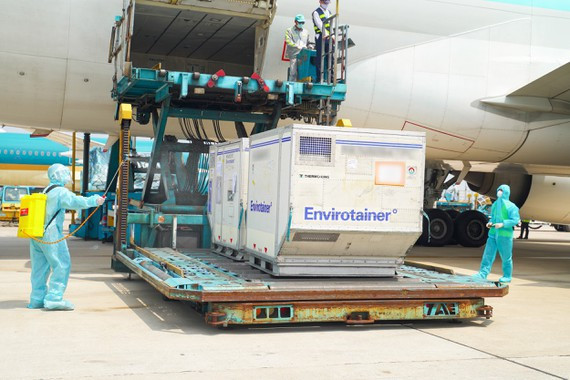 Llegan más dosis de vacuna AstraZeneca a Vietnam ảnh 1 Llegan más dosis de vacuna AstraZeneca a Vietnam ảnh 1