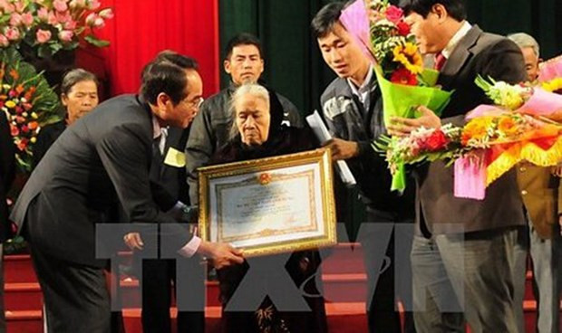 Honran a cientos de mártires de Vietnam con certificados de Mérito de la Patria ảnh 1 Honran a cientos de mártires de Vietnam con certificados de Mérito de la Patria ảnh 1